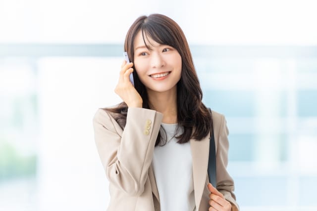 電話する笑顔の女性