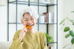 女性　笑顔　高齢　