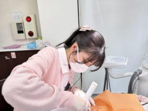 歯石取りを行う歯科衛生士