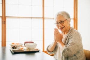 食事をする女性
